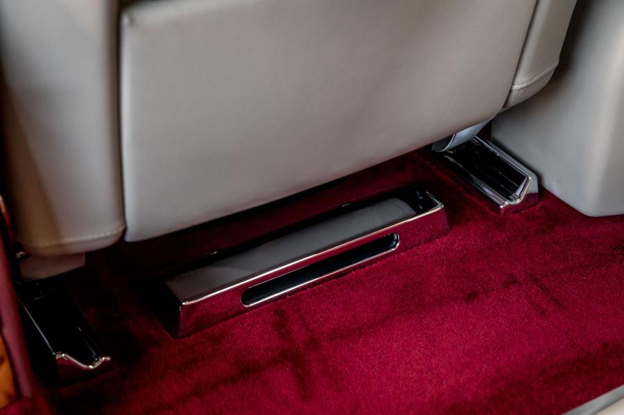 Детали интерьера Rolls-Royce Phantom EWB 2007 года  (NA) (фото 93 из 105)